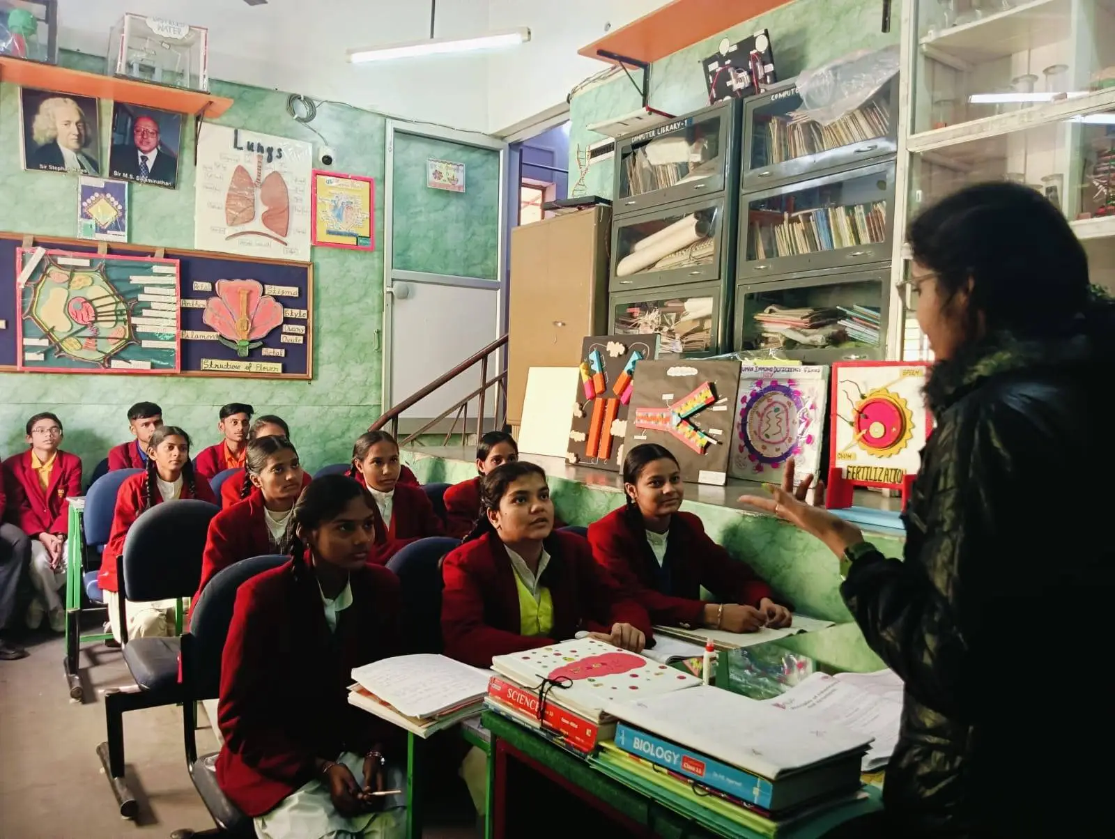 Biology Experiment to Students in the Lab